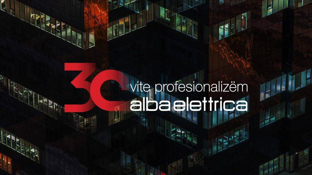 شعار الذكرى الثلاثين لشركة Alba Elettrica فوق مبنى المكاتب ليلاً